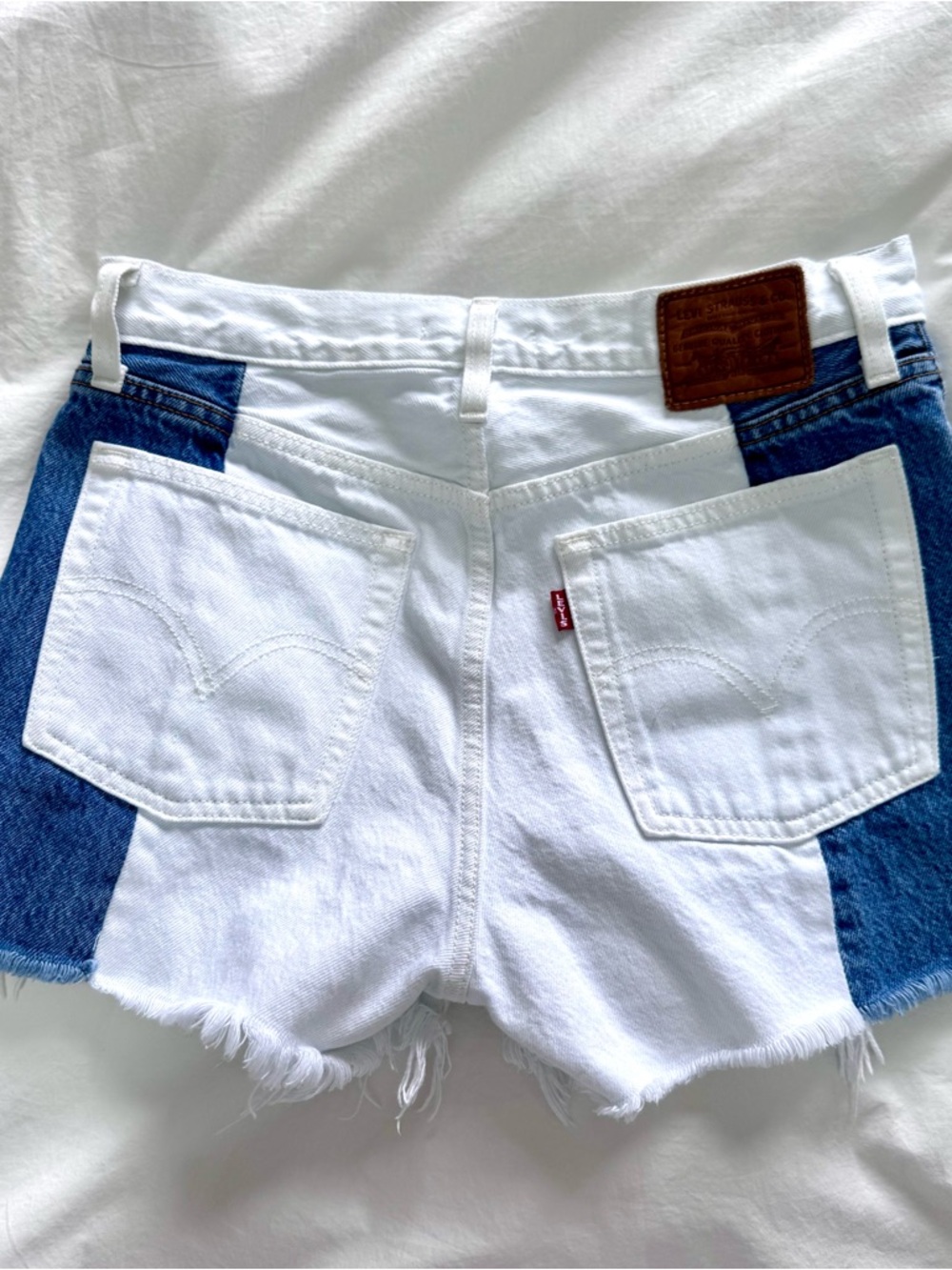 Levi’s Wedge Short Two-Tone White and Blue Denim Cutoff Shorts | Size 27 - Picture 4 of 7